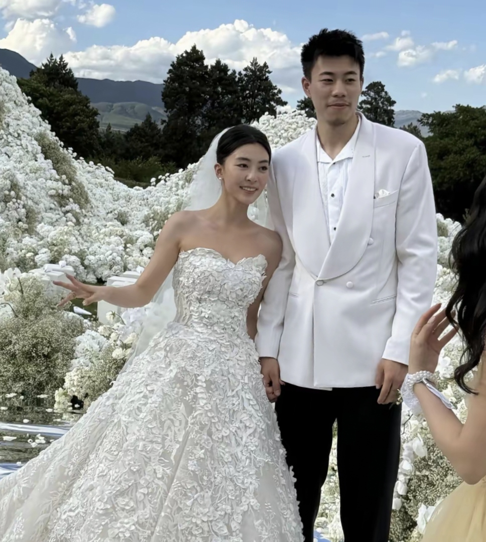 鹈鹕轻取新疆队，张镇麟惊艳四座