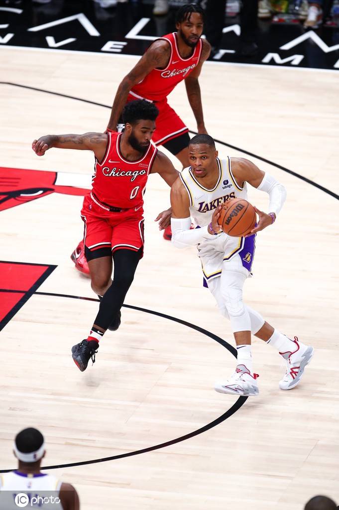 北京队横扫湖人，德罗赞带队取胜