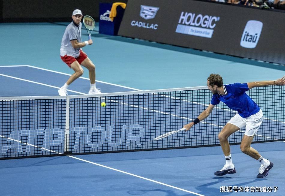 ATP总决赛轻取年终总决赛，梅德韦杰夫状态火热